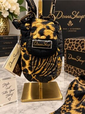 NWT Donna Sharp Safari Lafayette Phone Purse